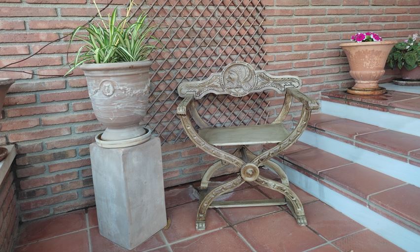 Banqueta de fusta restaurada i engomada al porxo de casa, utilitzada com a exemple de la reconstrucció de l'estructura interna de col·lagen.
